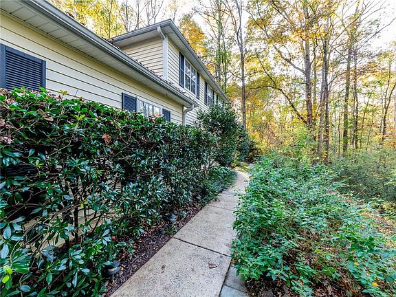 5th image of 479 Bradshaw Ln