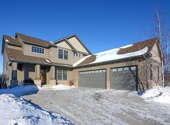3rd image of 781 Applewood Cir