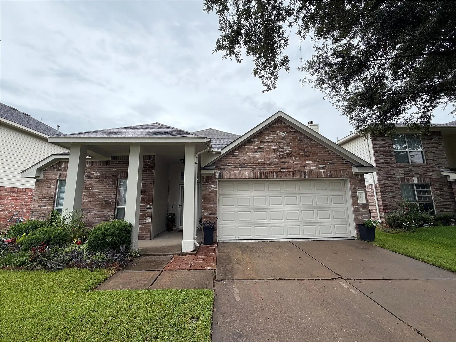 3 bed, 2.0 bath, 1856 sqft, $2,200 — Photo 2