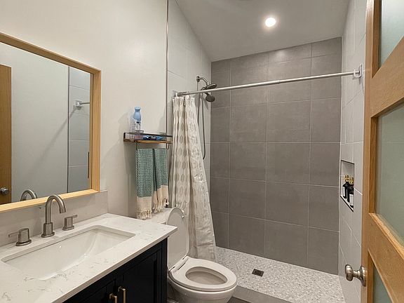 4th image of 6605 Clybourn Ave