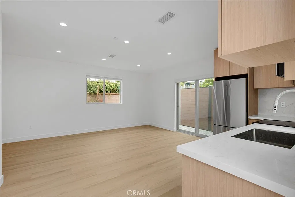 2 bed, 798 sqft, $3,100 — Photo 4