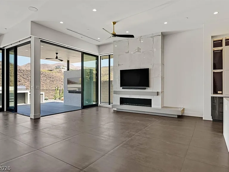 692 Scenic Cliff Dr — Photo 18