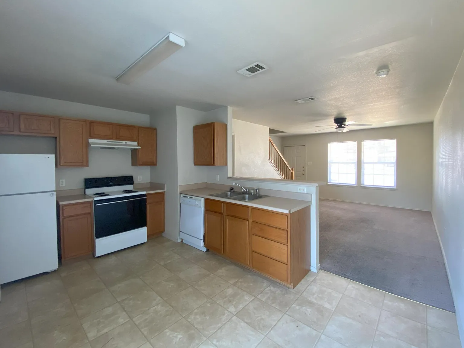 2 bed, 1.5 bath, 950 sqft, $775 — Photo 2