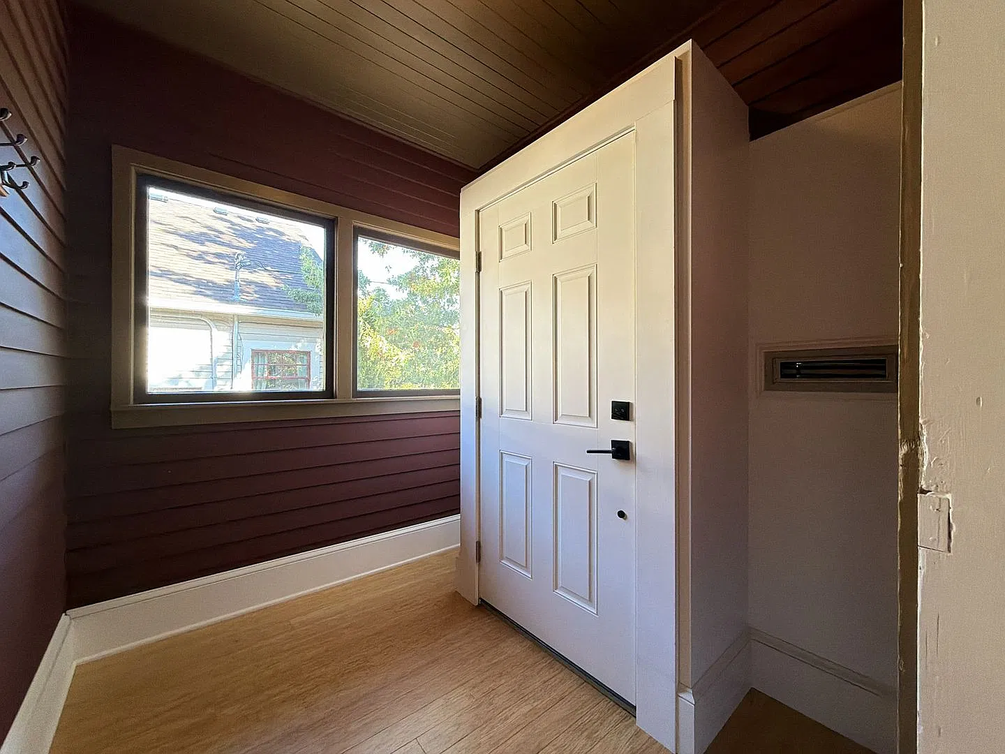 Classic Portland 2 Bedroom Home with Hardwood Floors, Modern Kitchen, Home Office & Finished Base... — Photo 4