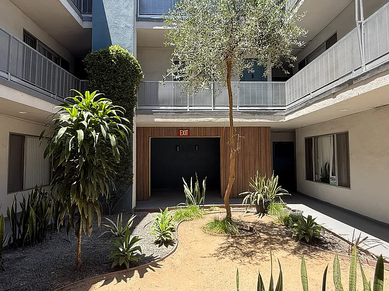 2233 S Ridgeley Dr #301 — Photo 17