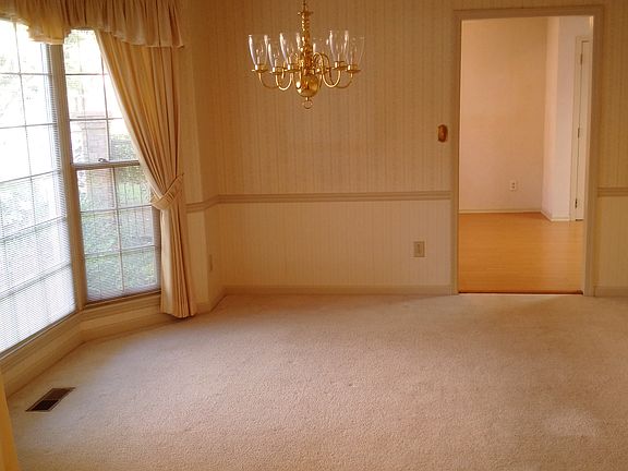 Spacious DR w/bay window