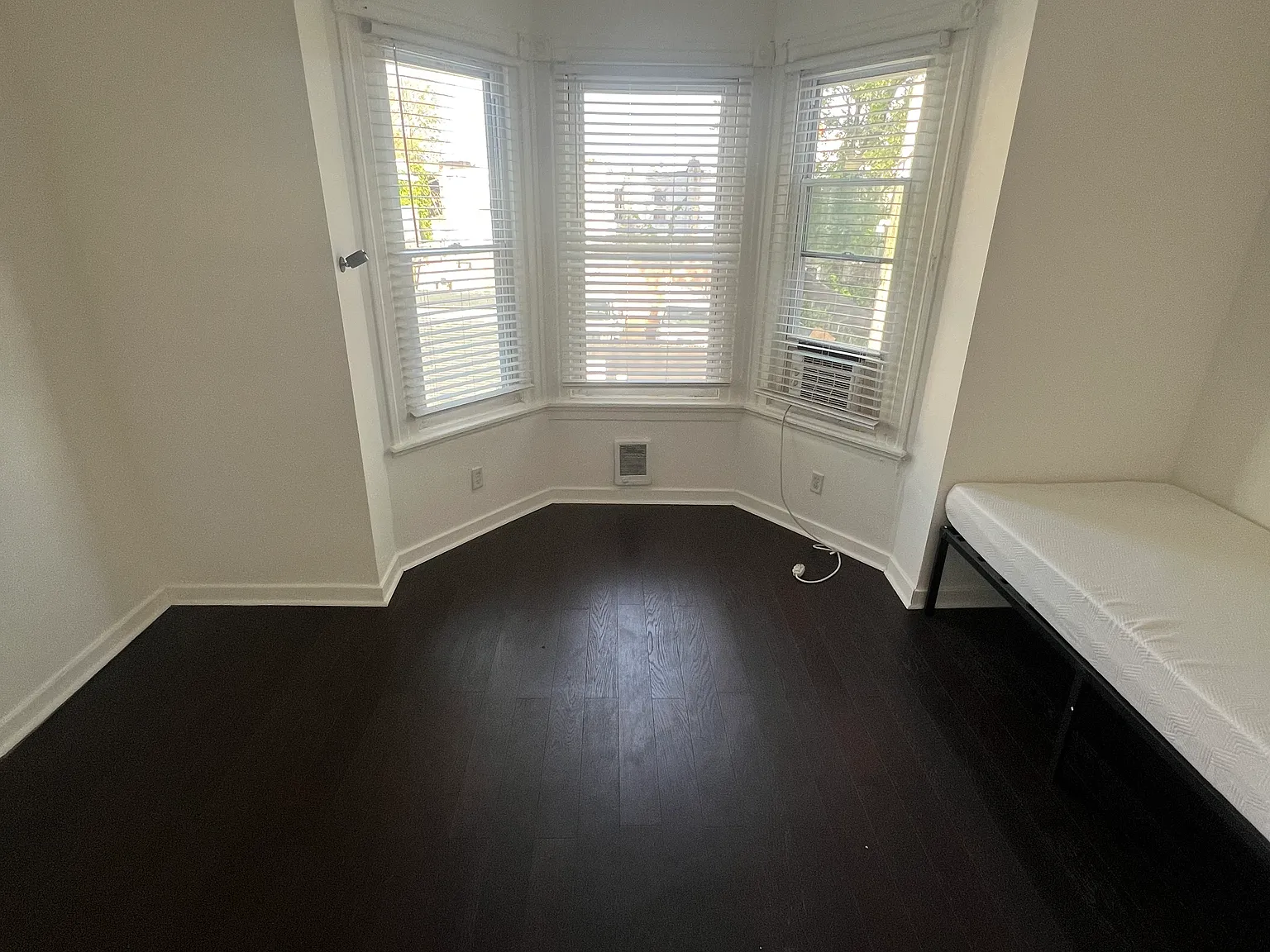 3 bed, 960 sqft, $550 — Photo 3