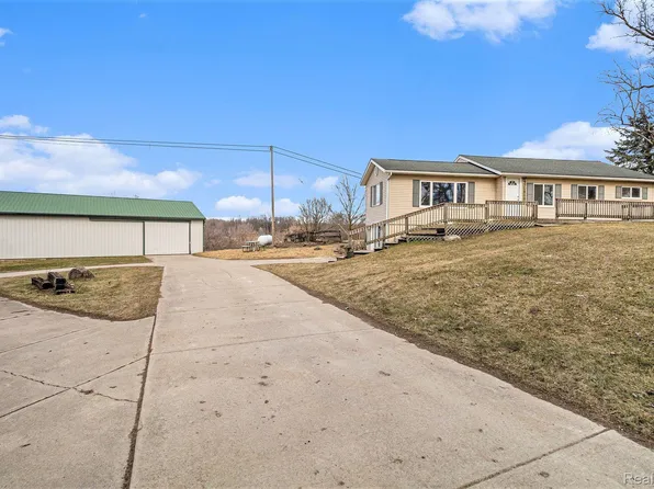 2609 E Allen Rd, Howell, MI 48855