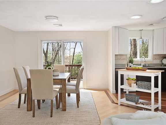 5th image of 55 Maid Marion Ln