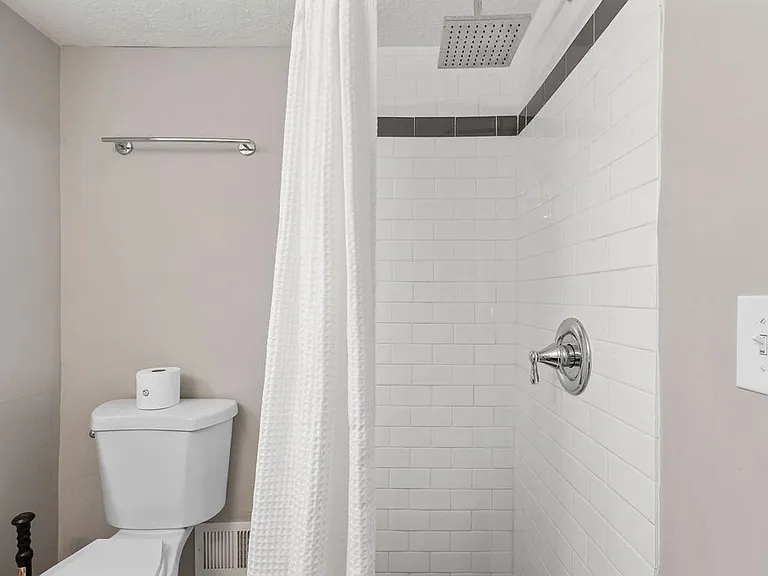 3395 E Larchmont Dr — Photo 40