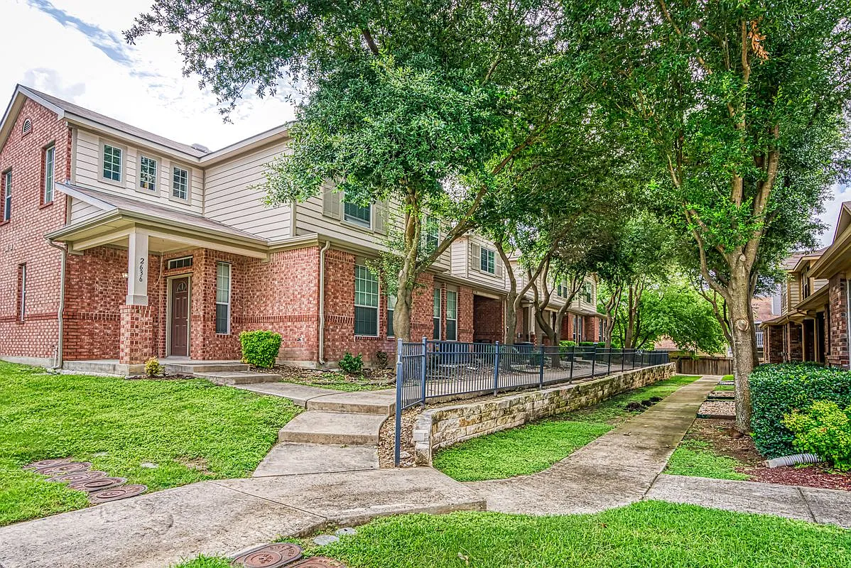 2 bed, 2.5 bath, 1281 sqft, $1,595 — Photo 2