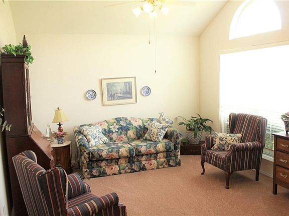 4th image of 827 Parkside Dr