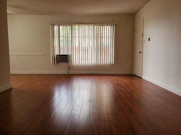 2nd image of 830 Crenshaw Blvd #1