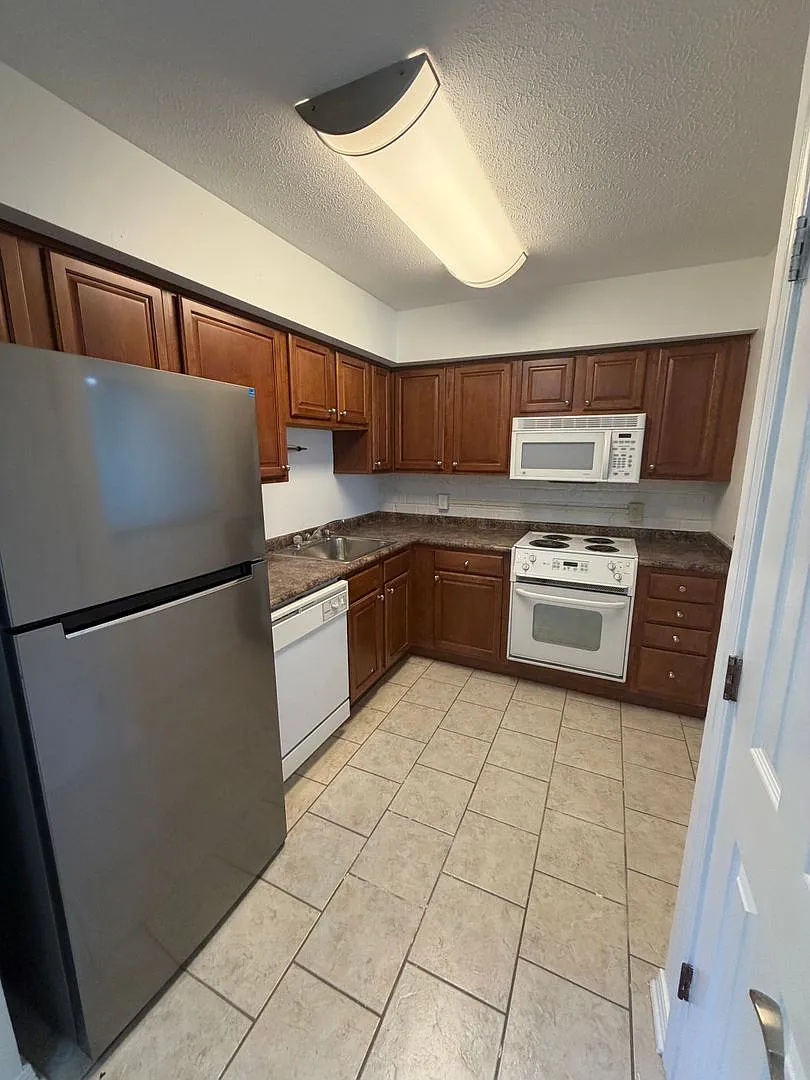1400 Lake Avenue — Photo 3