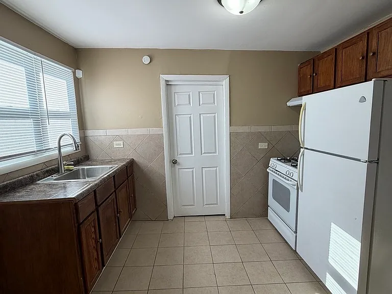 16130 Justine St — Photo 3