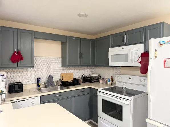 1261 Church St APT 13, New Bedford, MA 02745