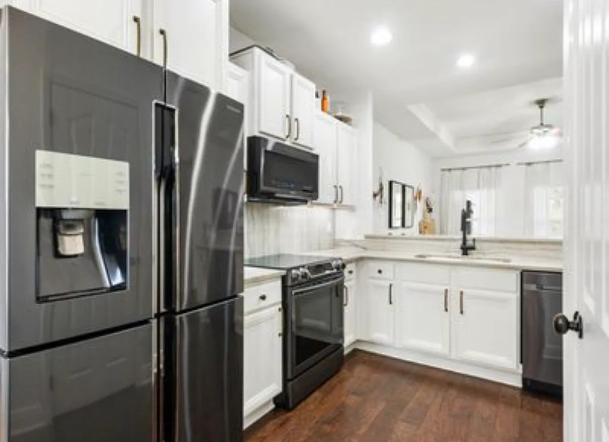 3 bed, 1315 sqft, $3,400 — Photo 3
