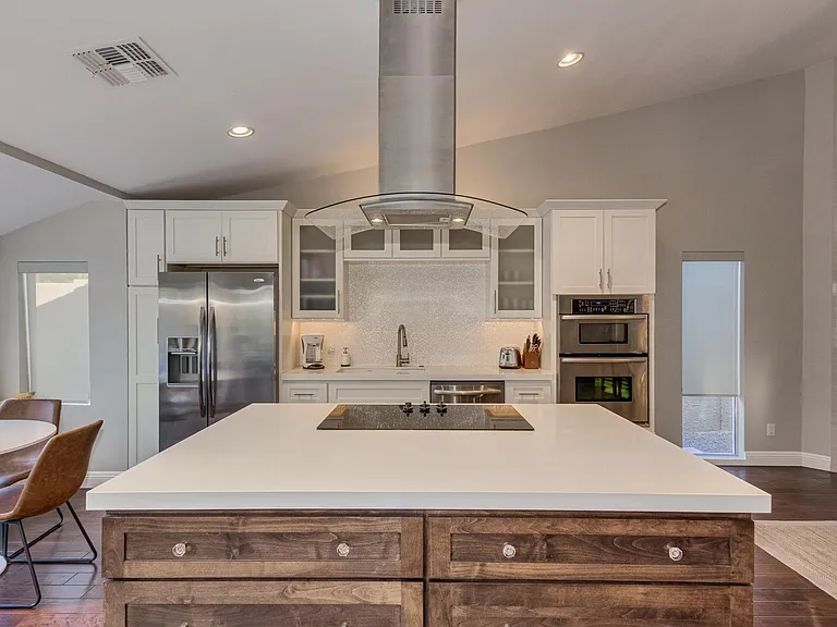 6218 E Waltann Ln — Photo 6