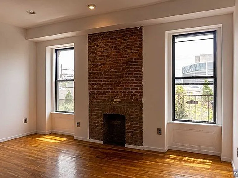 402 Broad St — Photo 4