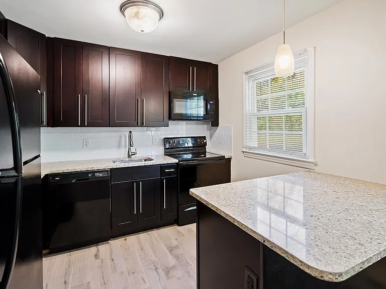 Newtonian Garden Apartments — Photo 2