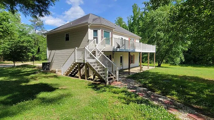 3 bed, 3.0 bath, 2200 sqft, $2,500 — Photo 2
