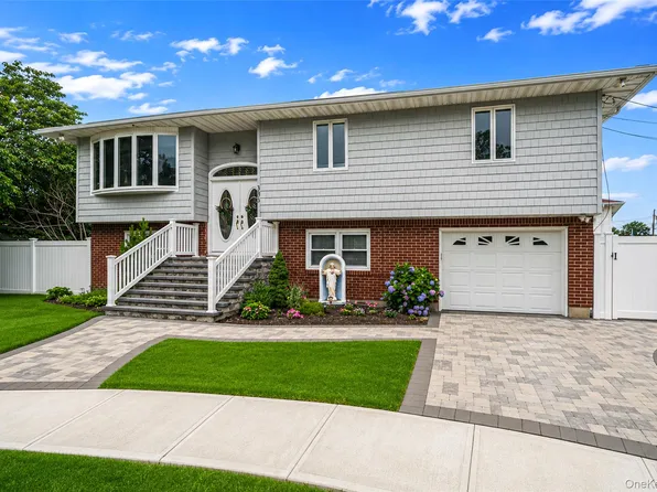 395 N Putnam Avenue, Lindenhurst, NY 11757