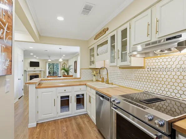 156 Dillon Rd APT 227, Hilton Head Island, SC 29926