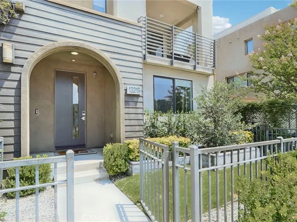 13219 W Victory Blvd, Van Nuys, CA 91401