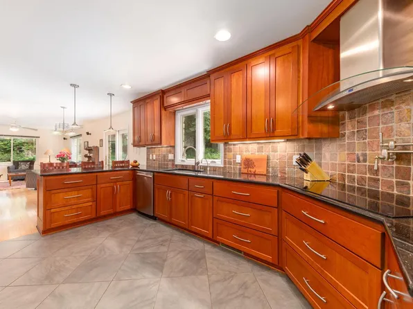 9569 West Upham AVENUE, Greenfield, WI 53228