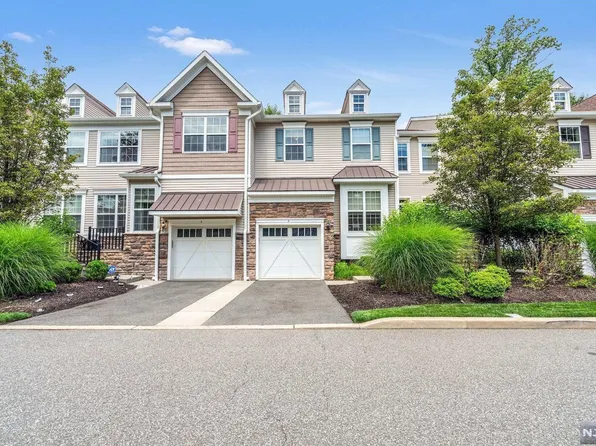 8 Masterson Ct, Waldwick, NJ 07463