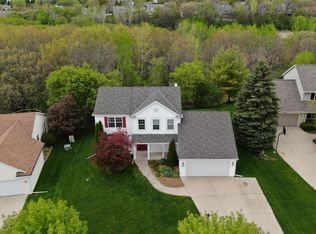 1012 Fieldridge Ct, Waukesha, WI 53188