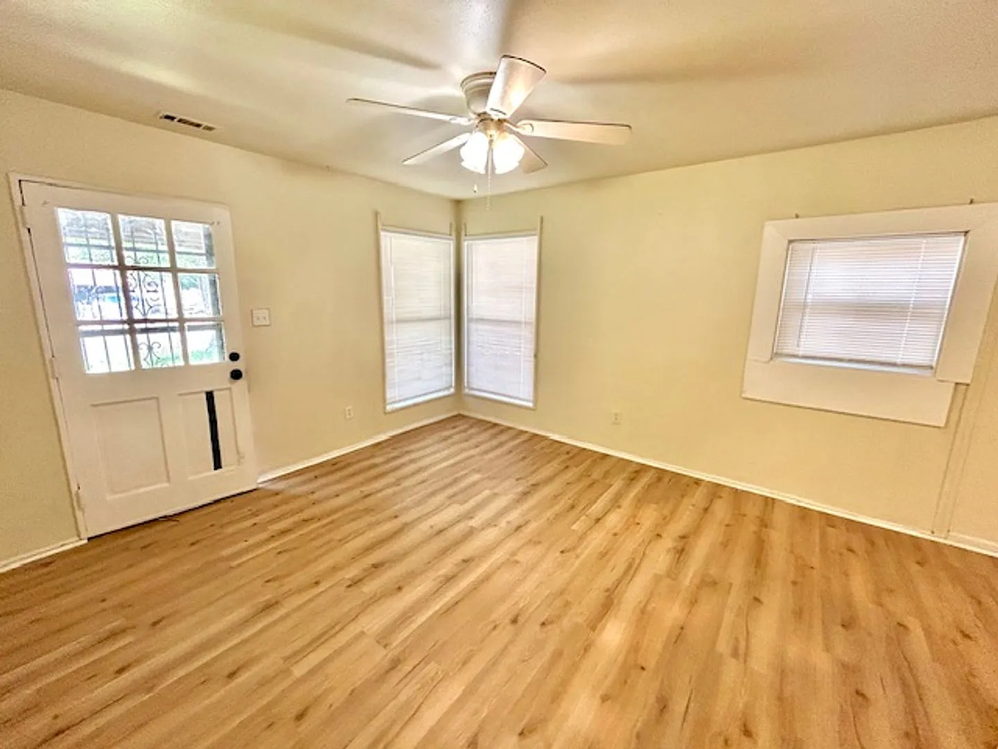 2433 Shepard Cozy & Updated 3 Bed / 1 Bath Home | — Photo 3