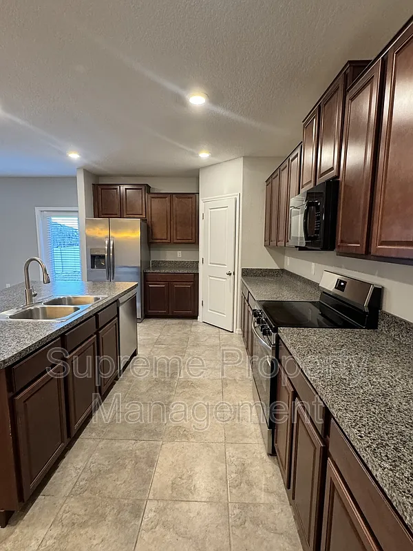 5 bed, 2.5 bath, 2264 sqft, $2,799 — Photo 4