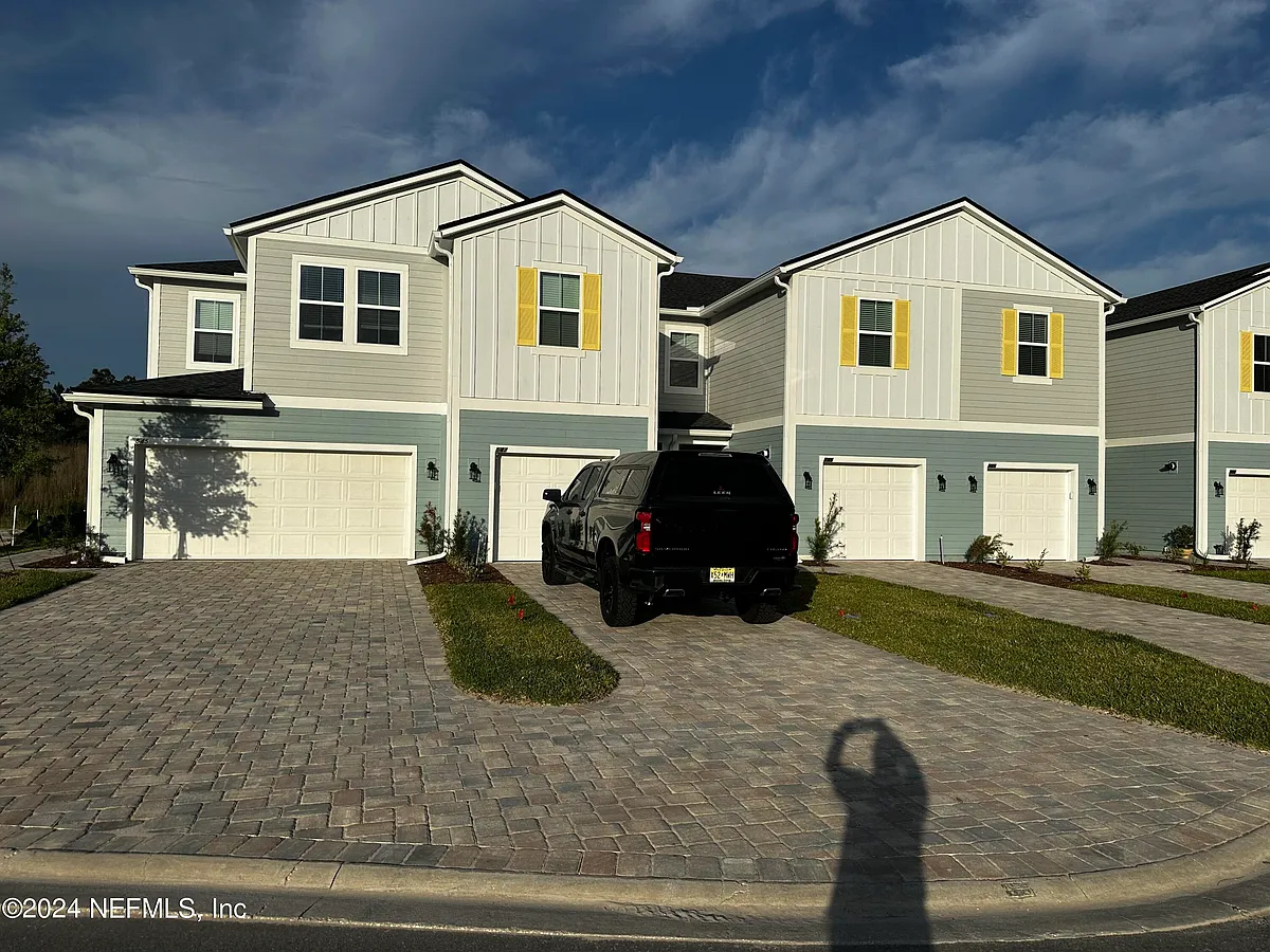 Building Photo - 545 Brandon Lakes Dr