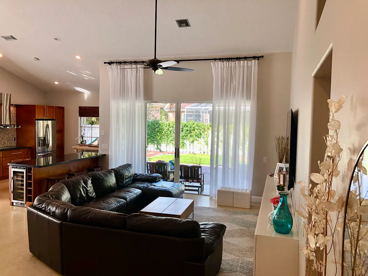 Building Photo - 1052 San Luis Rey