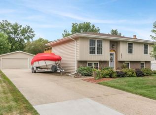 6677 NW 52nd Ct, Johnston, IA 50131
