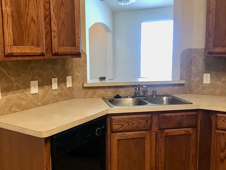 1017 Newcastle Dr — Photo 6