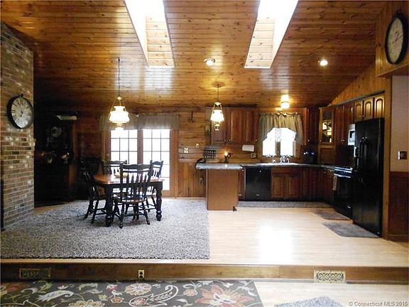 Open floor plan of the kitc...