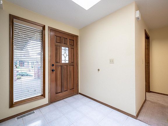 4th image of 675 NE Valarie Ct