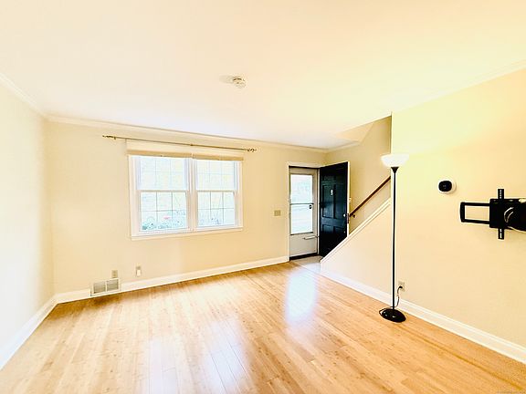 3rd image of 171 Sylvan Knoll Road