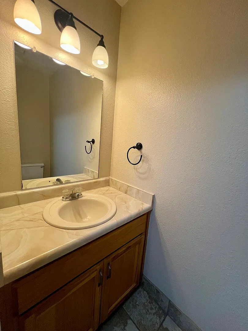 2 Bedroom 1.5 Bath Townhouse near Schools & Shopping — Photo 3