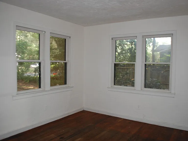 211 NW 25th St — Photo 3