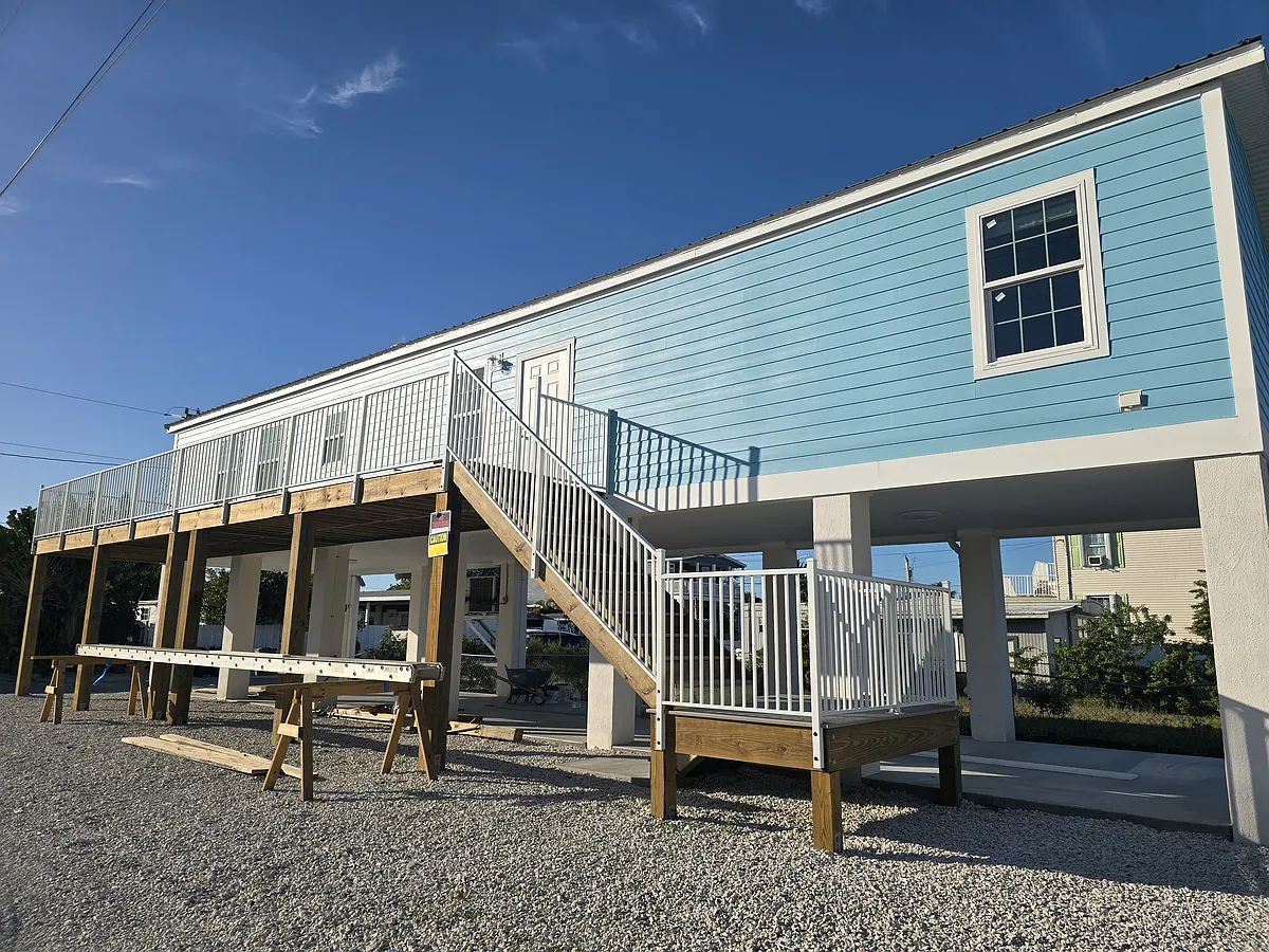 Building Photo - A33 8th Ave