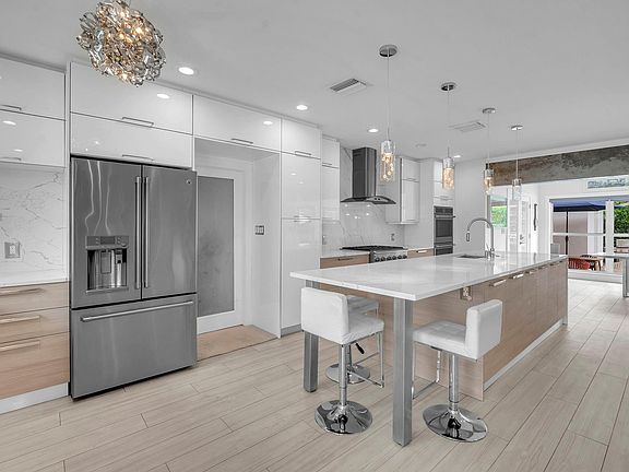 5th image of 2212 NE 32nd Avenue