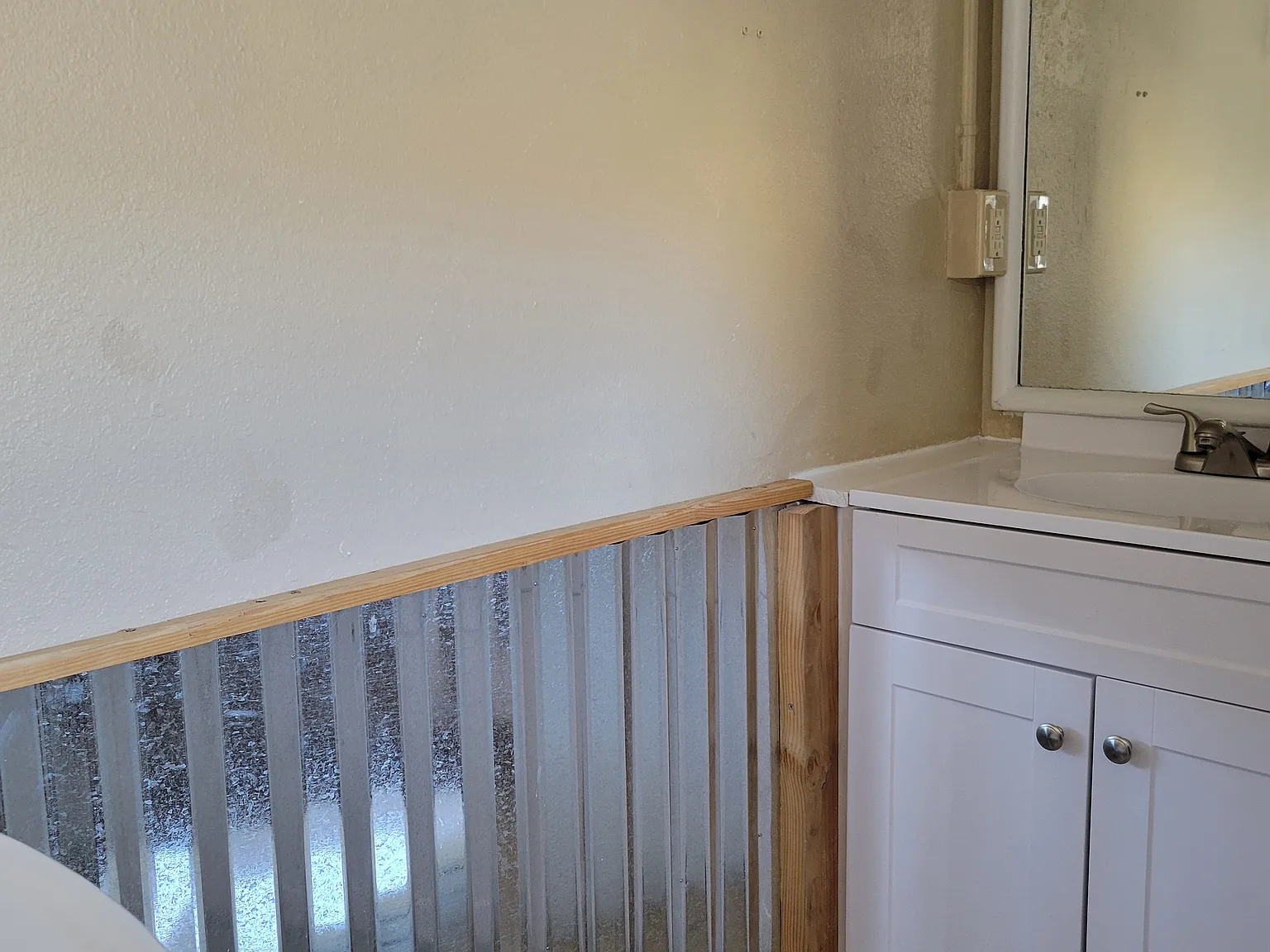 705 N Date St — Photo 4