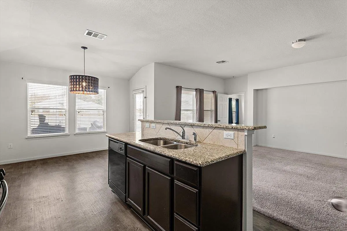 3 bed, 2.0 bath, 1476 sqft, $1,746 — Photo 4