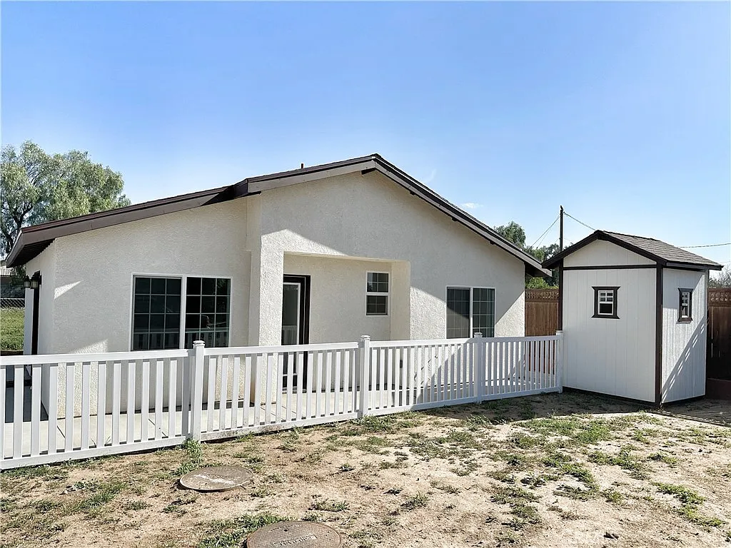 2 bed, 749 sqft, $2,400 — Photo 3