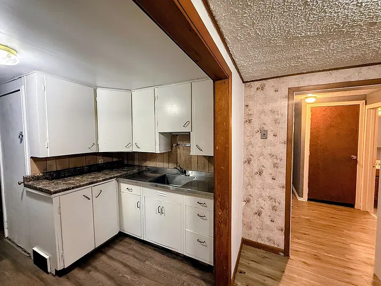 221 W Way St — Photo 5