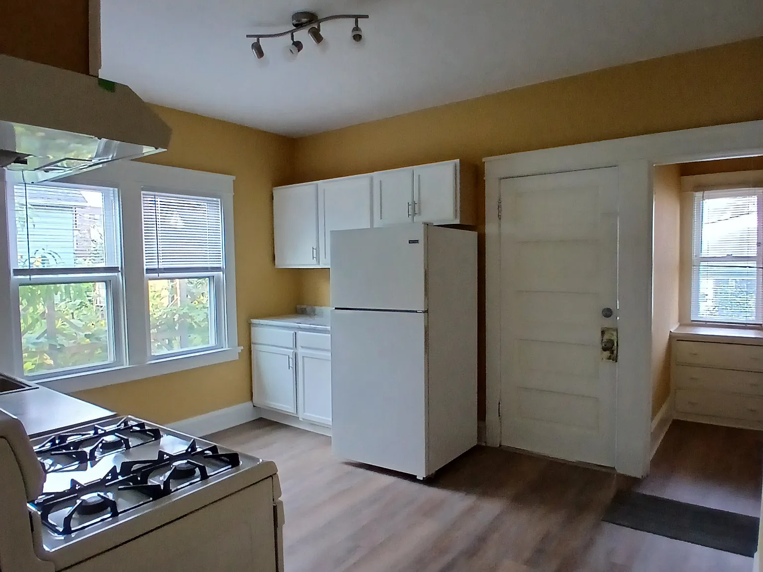 2 bed, $1,300 — Photo 3