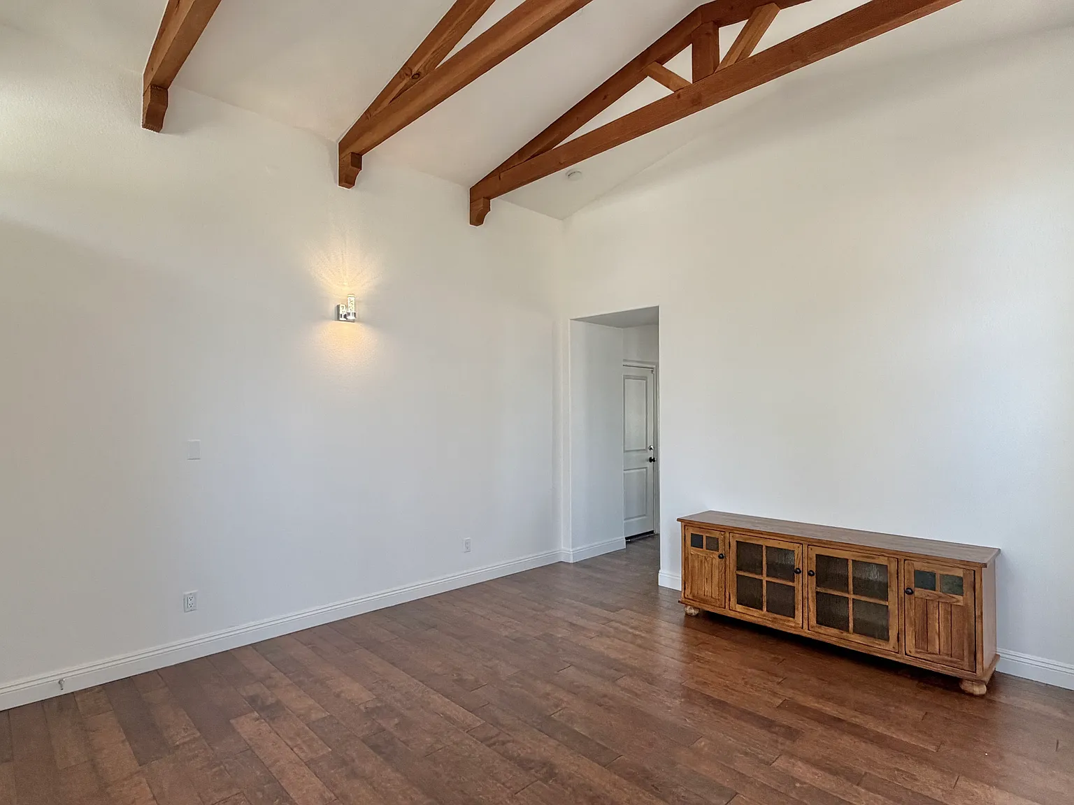4 bed, 3025 sqft, $6,100 — Photo 4